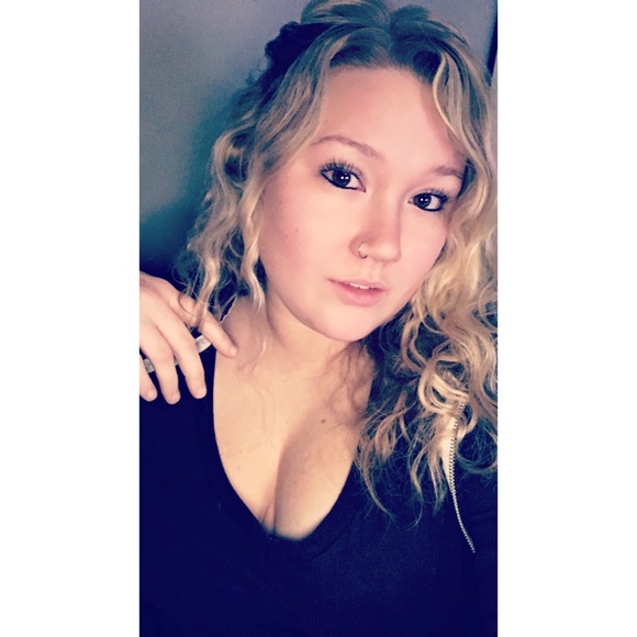 💕 Meet Your Posher 💕 - Picture 3 of 6